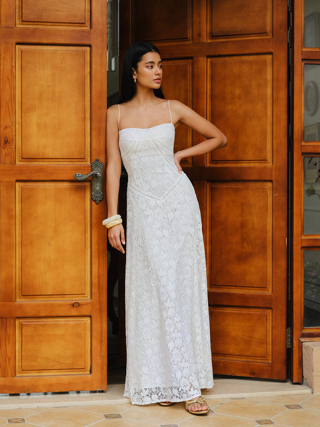 Abito in pizzo con spalline sottili