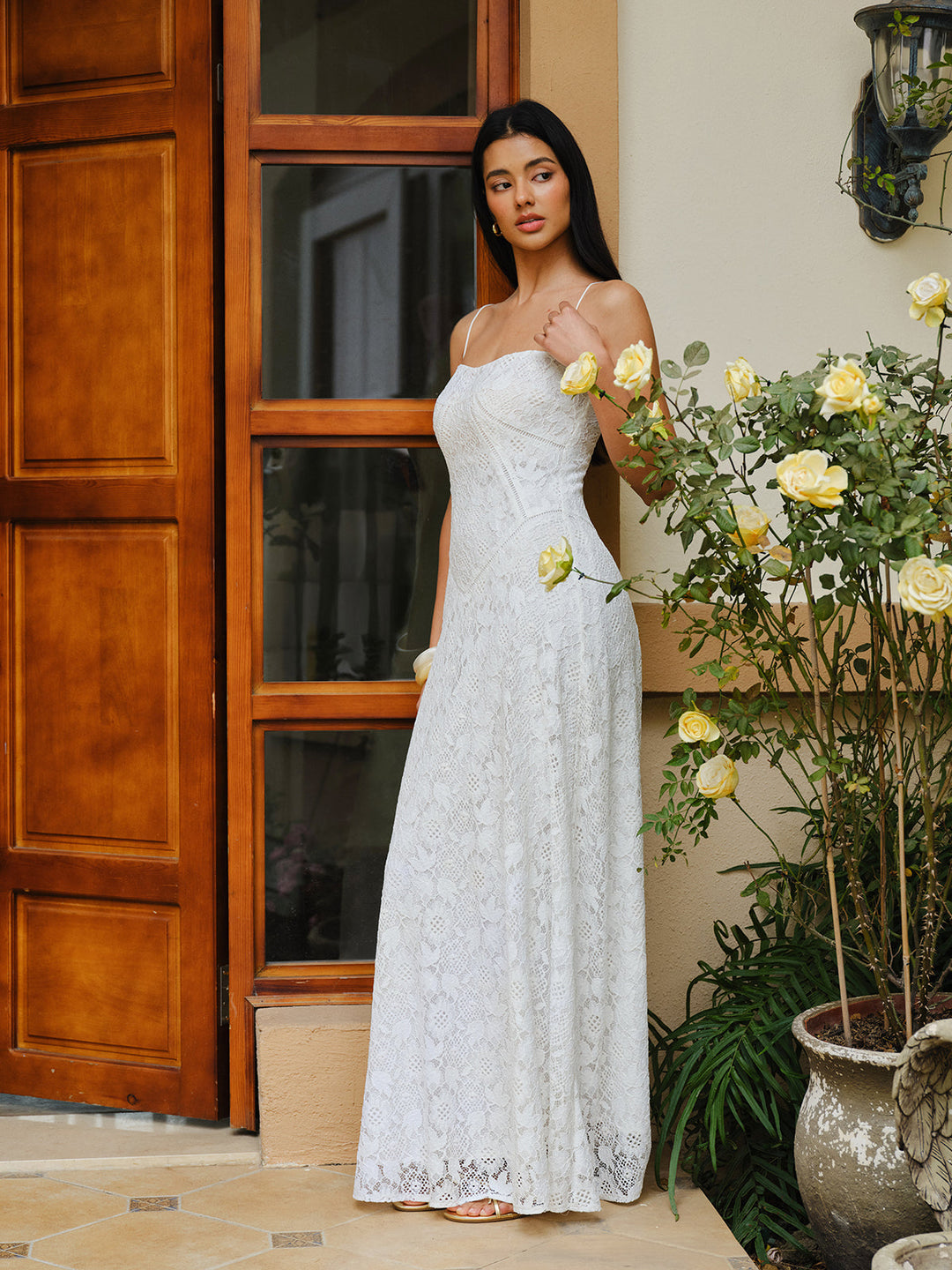 Abito in pizzo con spalline sottili